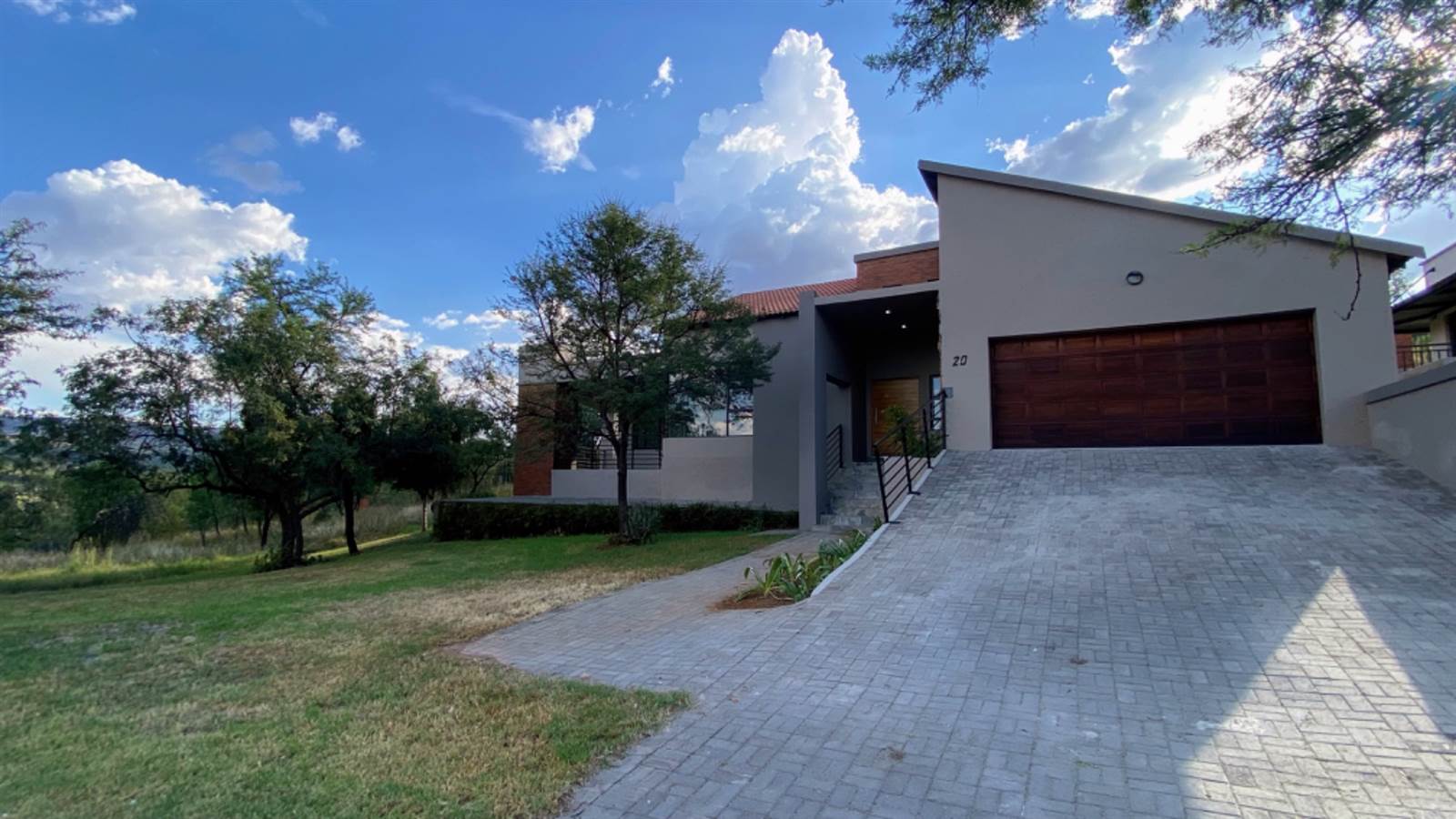 3 Bed House in Buffelspoort photo number 2