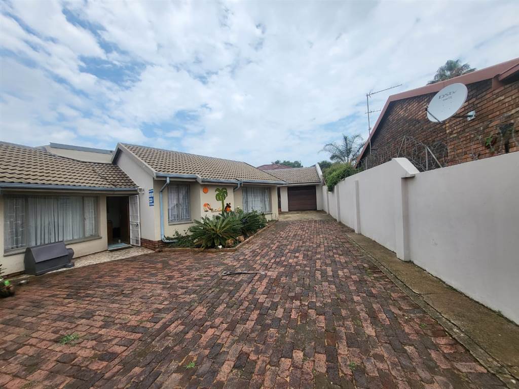 3 Bed House in Johannesburg Central photo number 15