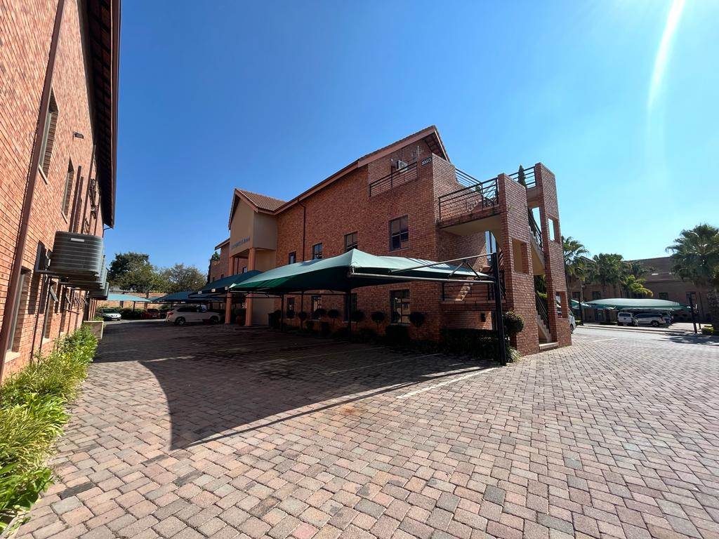 135  m² Commercial space in Fourways photo number 1