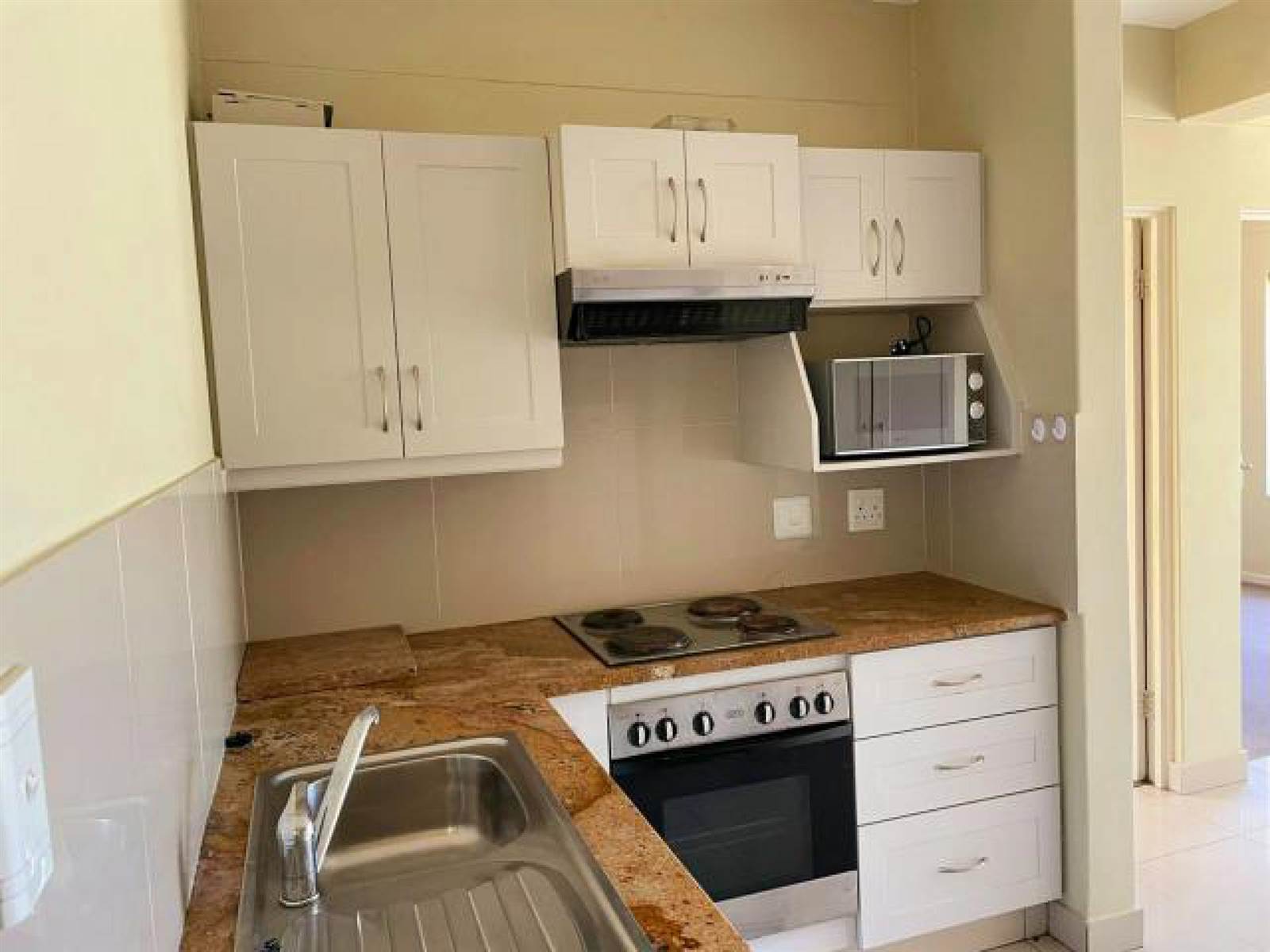 2 Bed Townhouse in Grahamstown photo number 2