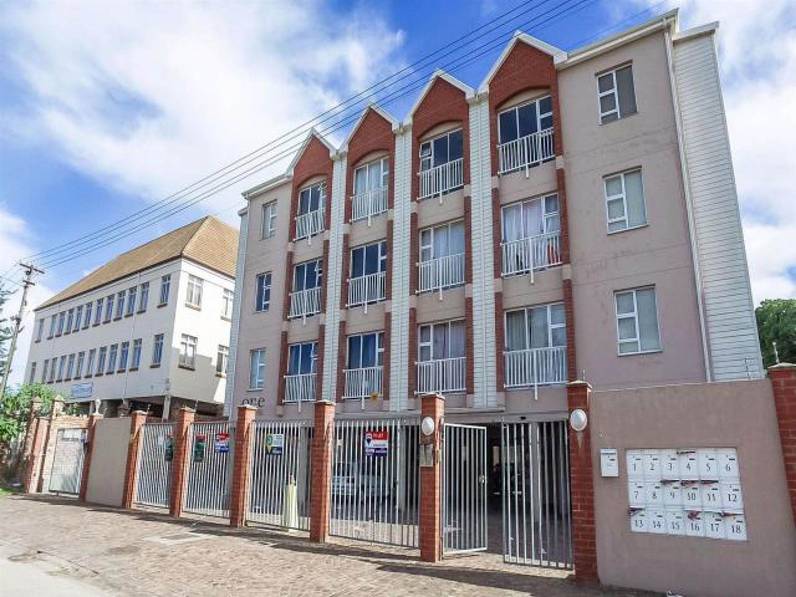 2 Bed Townhouse in Grahamstown photo number 1