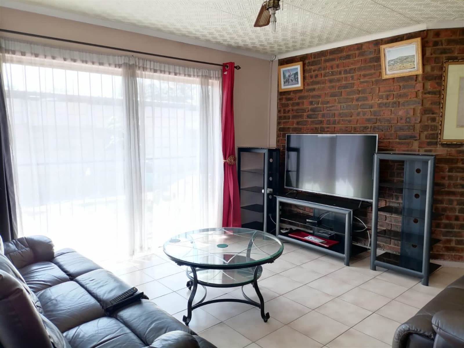 3 Bed House in Daspoort photo number 8