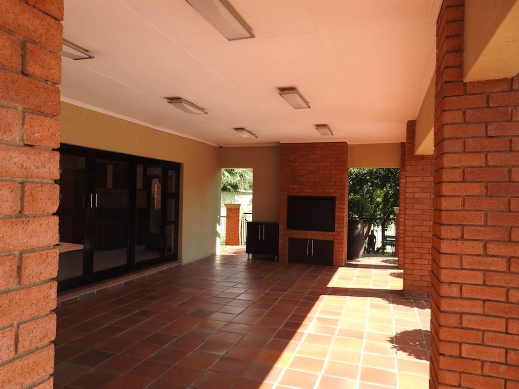 2 Bed Apartment in Douglasdale photo number 26
