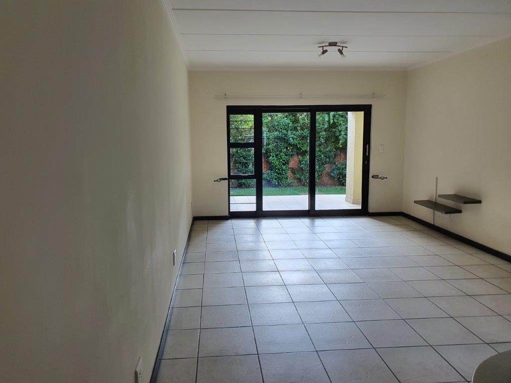 2 Bed Apartment in Douglasdale photo number 2
