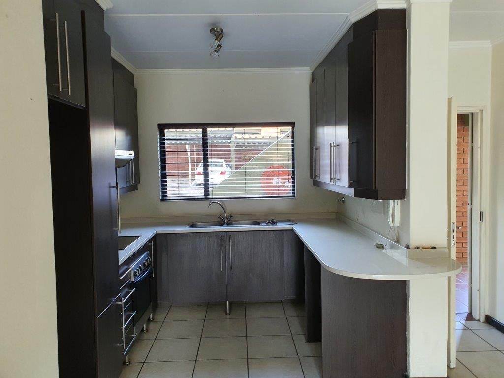 2 Bed Apartment in Douglasdale photo number 7