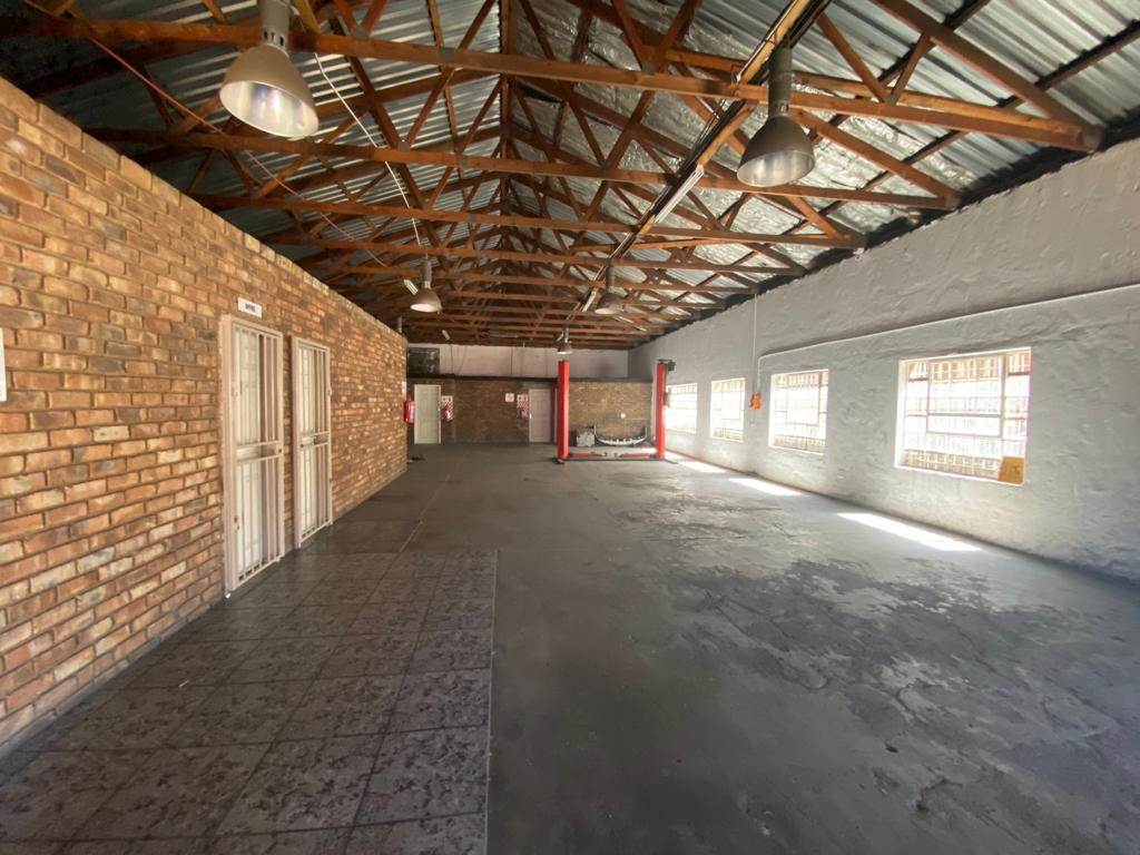 250  m² Commercial space in Klipfontein photo number 2