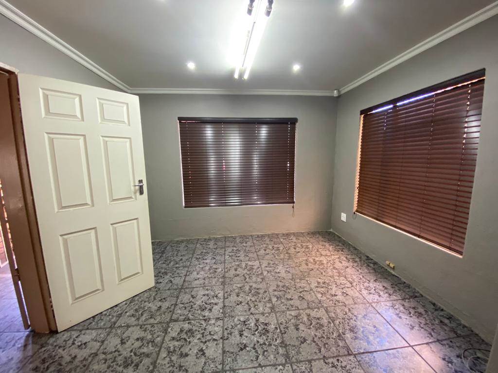 250  m² Commercial space in Klipfontein photo number 10
