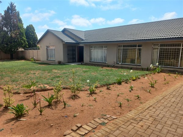 5 Bed House in Helikon Park