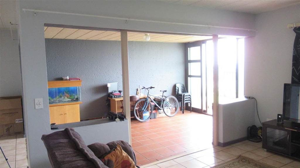 2 Bed Apartment in Constantia Kloof photo number 10