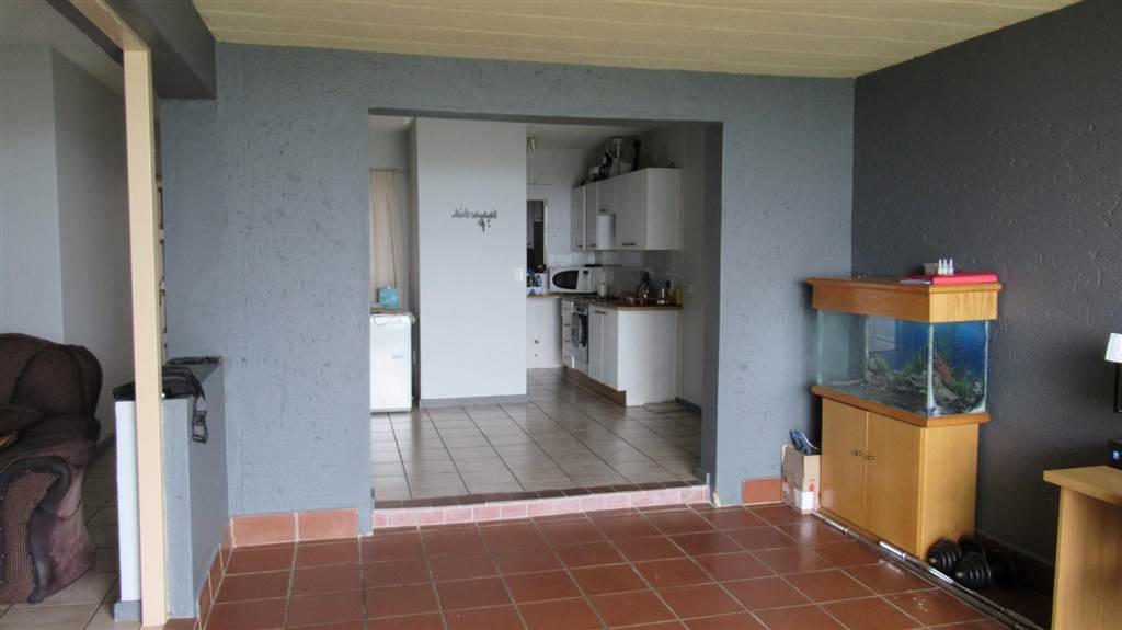 2 Bed Apartment in Constantia Kloof photo number 8