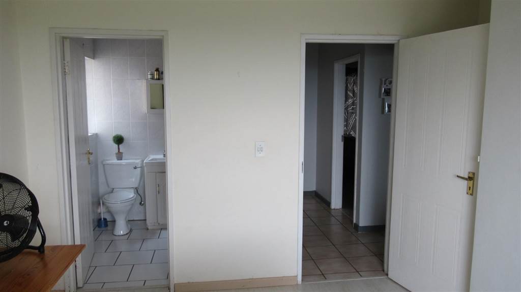 2 Bed Apartment in Constantia Kloof photo number 25