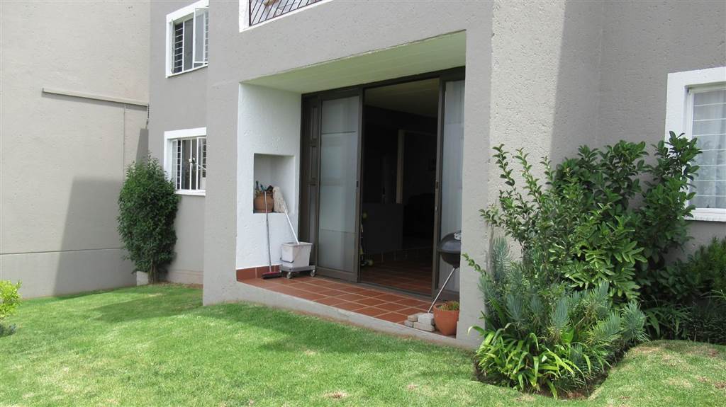 2 Bed Apartment in Constantia Kloof photo number 3