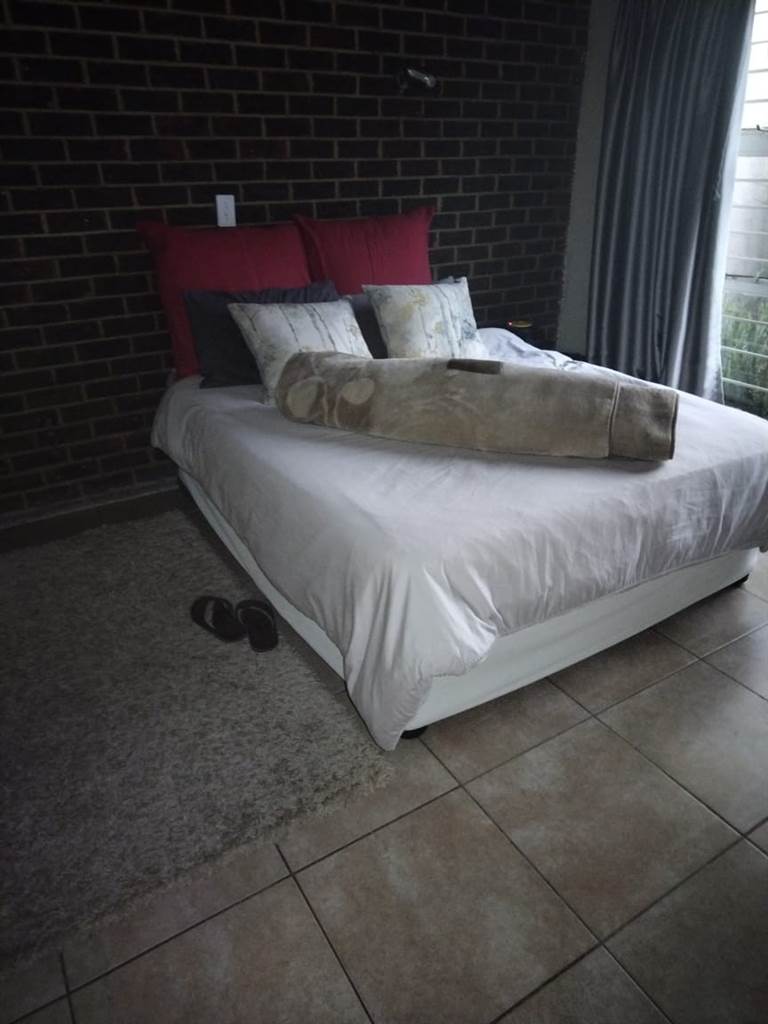 2 Bed Flat in Witpoortjie photo number 5
