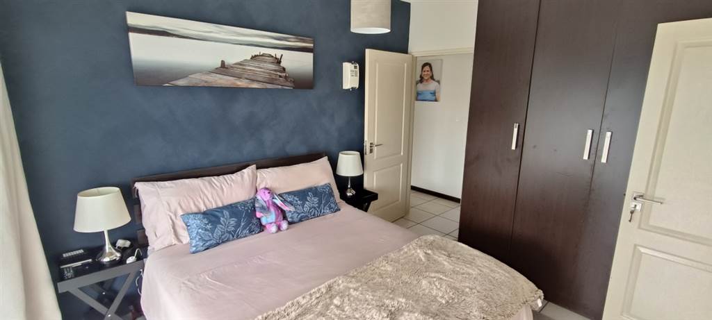 2 Bed Apartment in Modderfontein photo number 6
