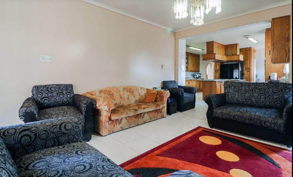 5 Bed House in Lenasia photo number 8