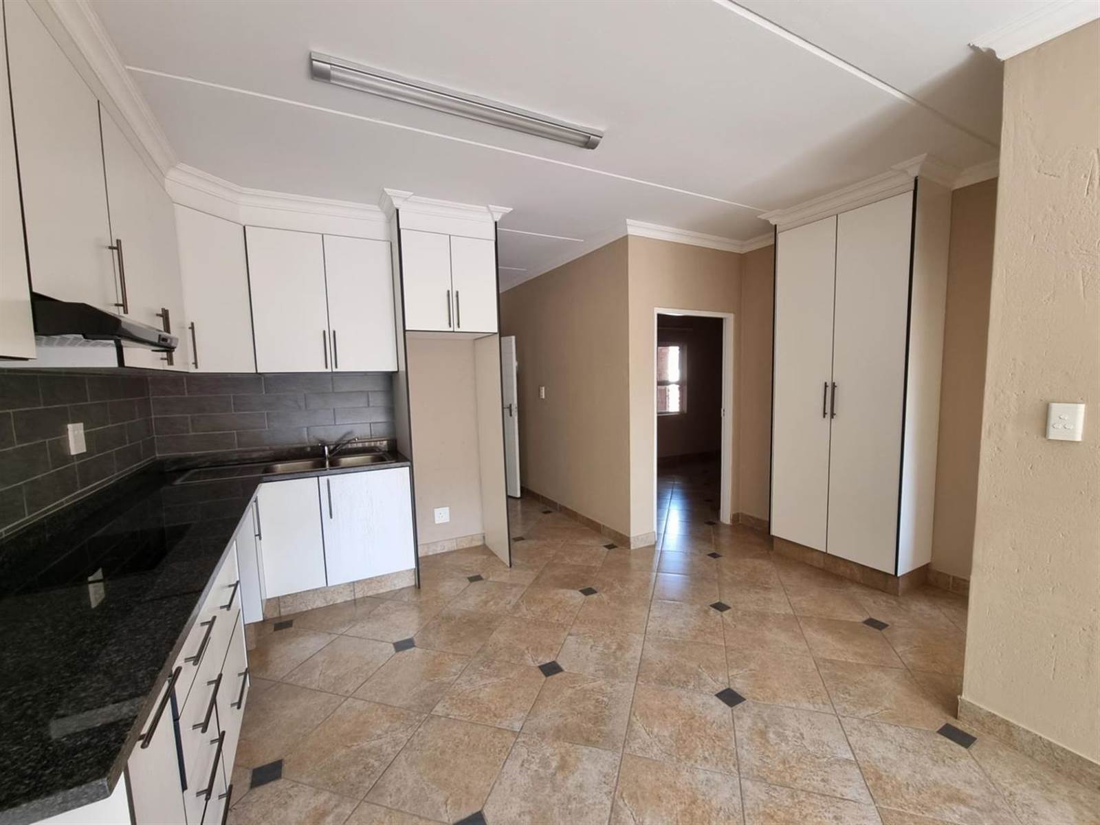 2 Bed Apartment in Benoni North photo number 8
