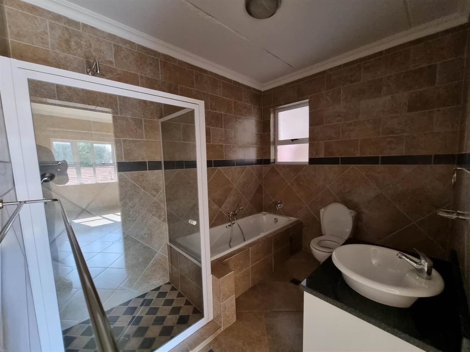 2 Bed Apartment in Benoni North photo number 10