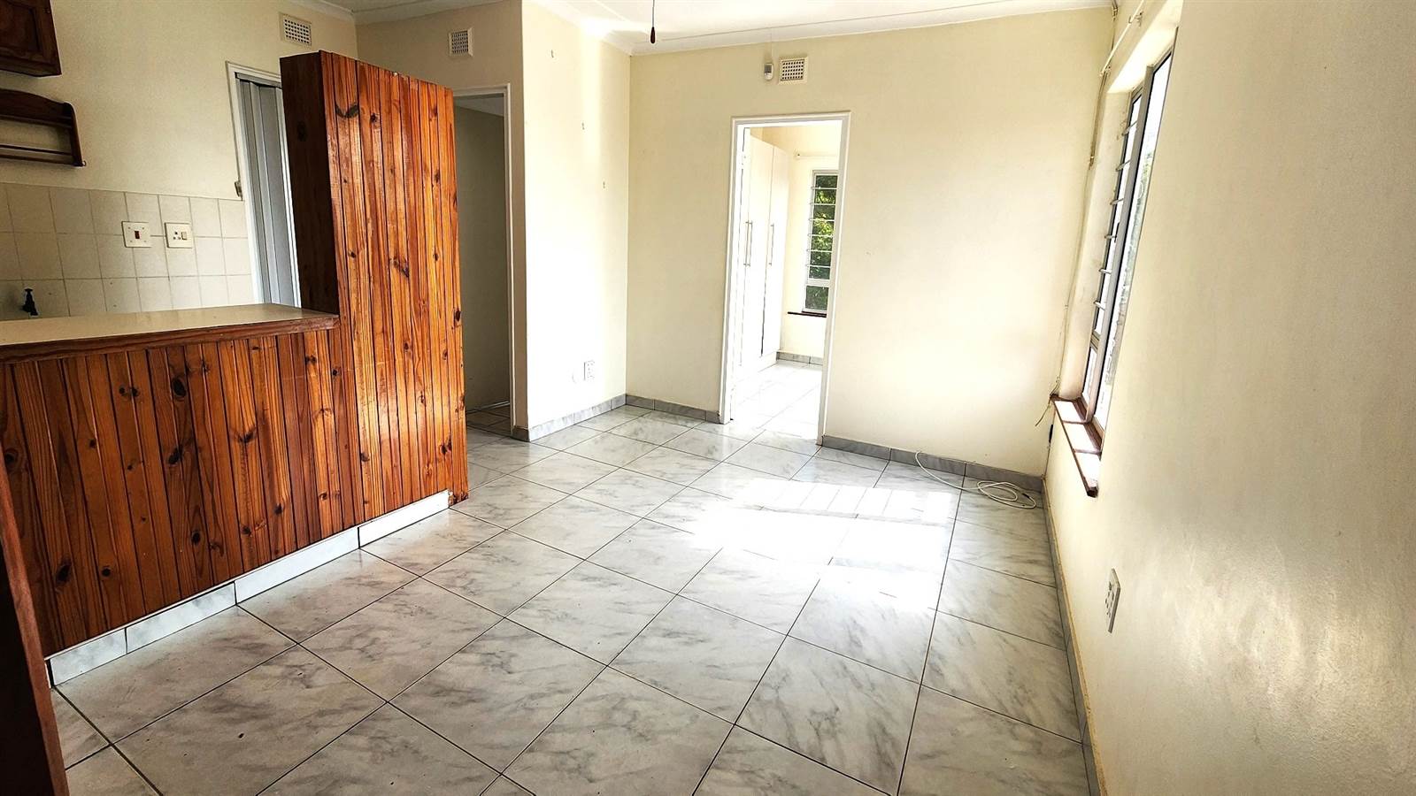 2 Bed Apartment in Umkomaas photo number 2