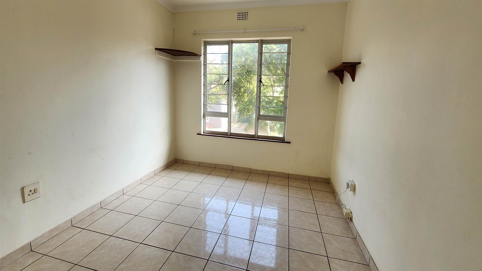 2 Bed Apartment in Umkomaas photo number 7