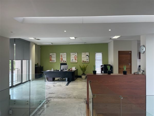 472  m² Office Space