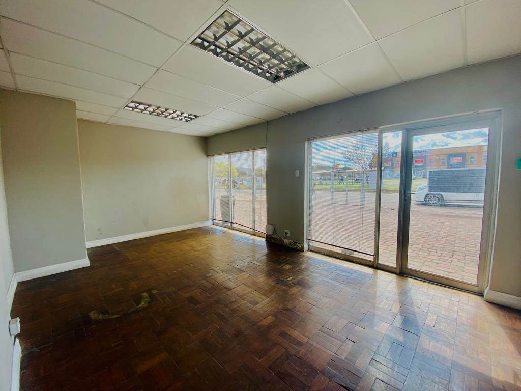 800  m² Commercial space in Klipfontein photo number 2