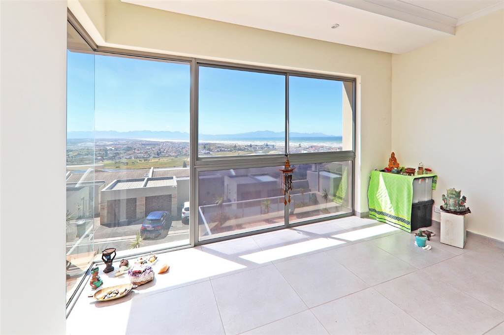 3 Bed Townhouse in Muizenberg photo number 4