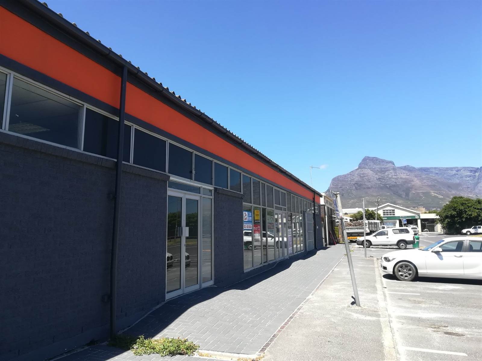 120  m² Commercial space in Paarden Eiland photo number 2