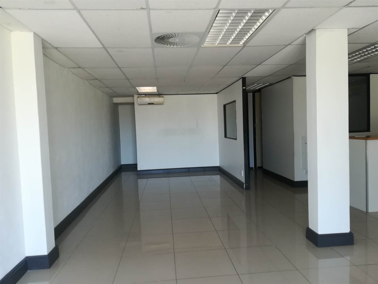 120  m² Commercial space in Paarden Eiland photo number 3