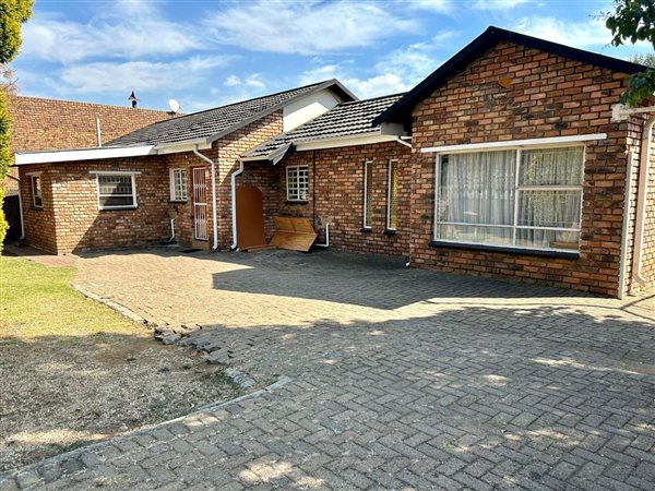 7 Bed House in Esther Park