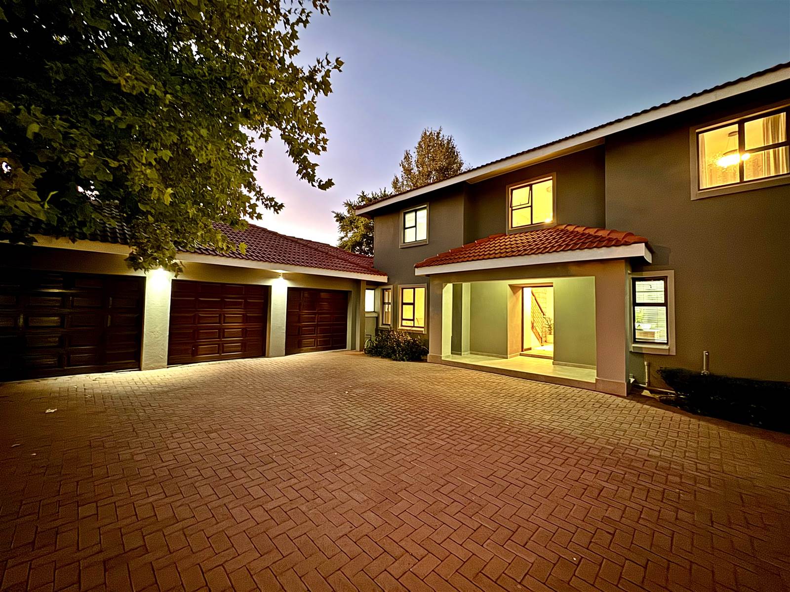 5 Bed House in Woodland Hills photo number 10