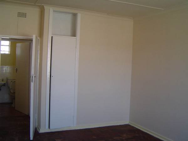 2 Bed Flat in Rosettenville photo number 4