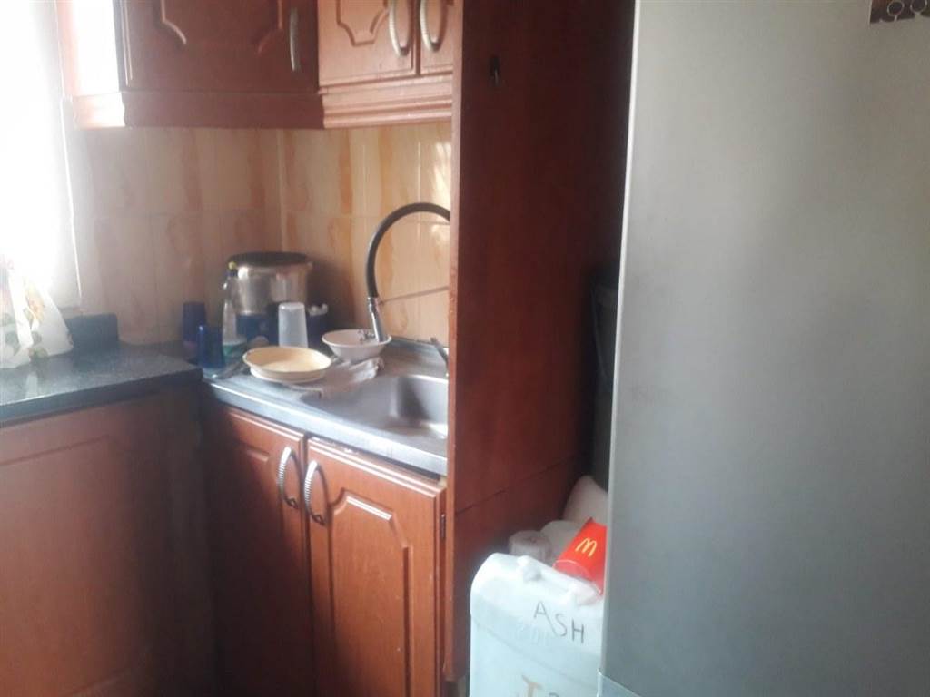 2 Bed Flat in Oaklands photo number 4