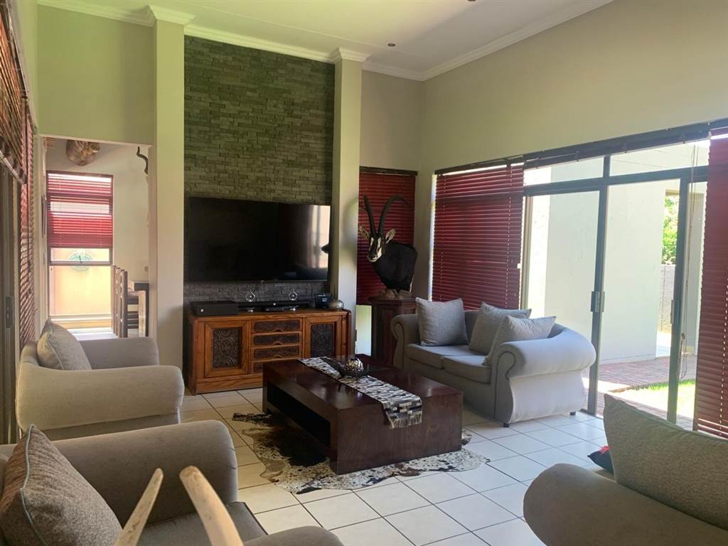 4 Bed House in Leloko photo number 4
