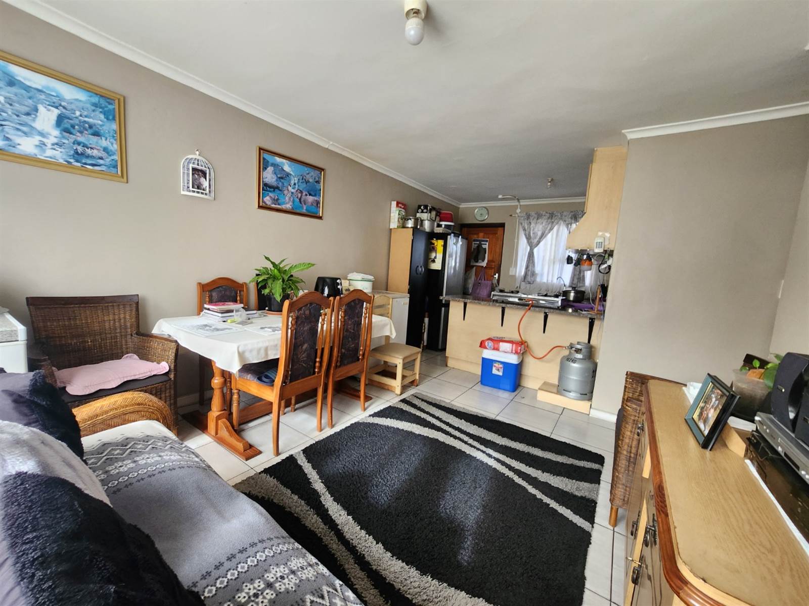 2 Bed Apartment in Grassy Park photo number 2