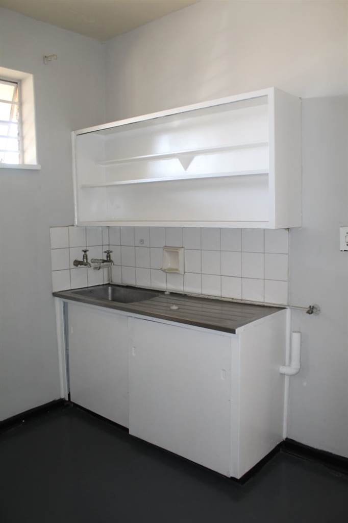 1 Bed Apartment in Germiston Central photo number 3