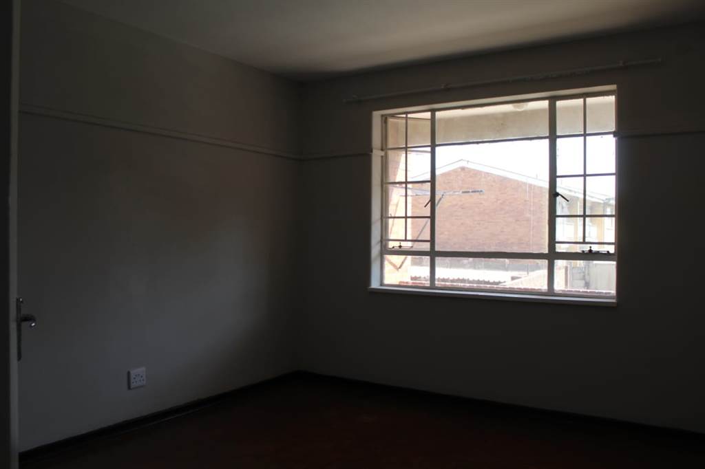 1 Bed Apartment in Germiston Central photo number 9