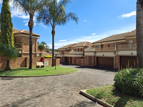 3 Bedroom Townhouse 3 Bedroom Townhouse