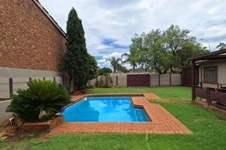 4 Bed House in Krugersrus photo number 11
