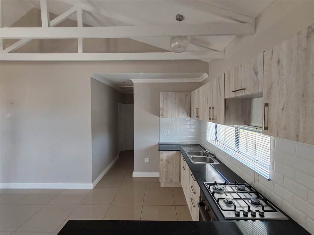 2 Bed Townhouse in Parsons Vlei photo number 11