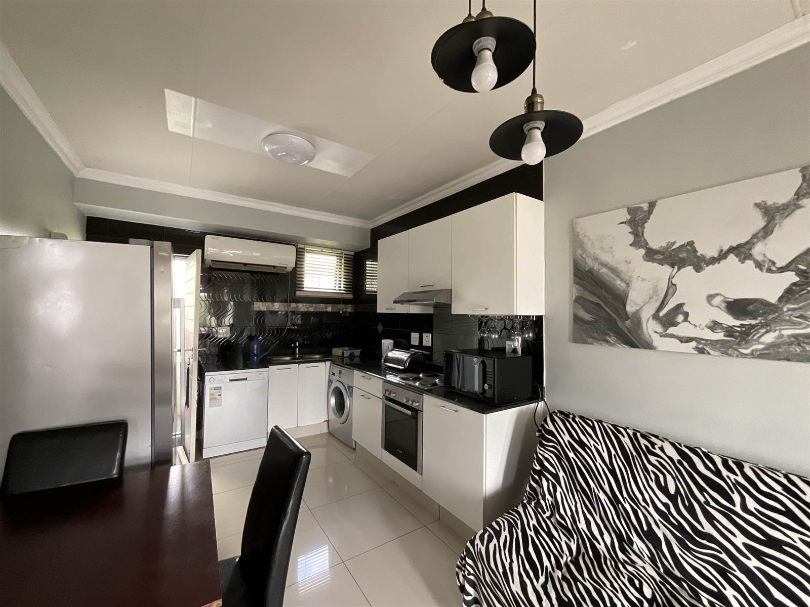 2 Bed Apartment in Umhlanga Ridge photo number 2