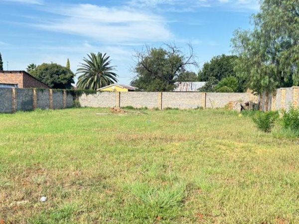 1115 m² Land available in Rothdene