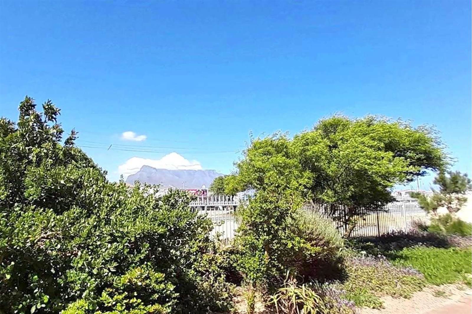 2 Bed Apartment in Milnerton Central photo number 14