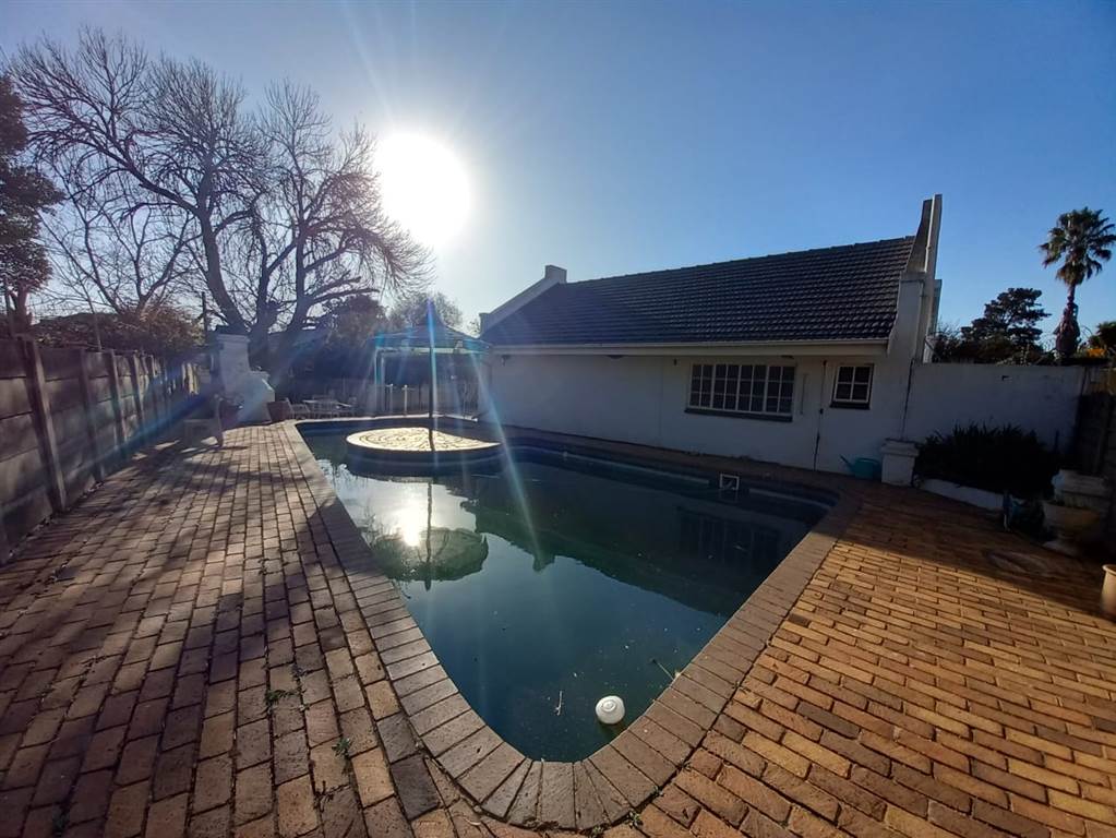 4 Bed House in Glen Marais photo number 14