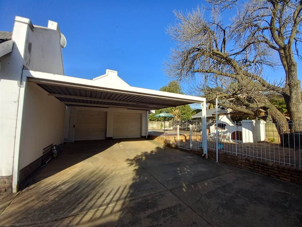 4 Bed House in Glen Marais photo number 15