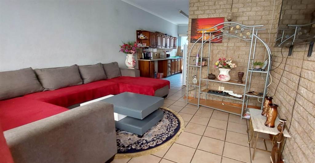 2 Bed Townhouse in Rustenburg Central photo number 2