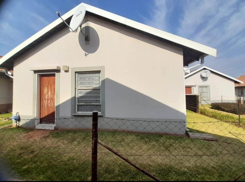 2 Bed Townhouse in Randfontein Central photo number 14