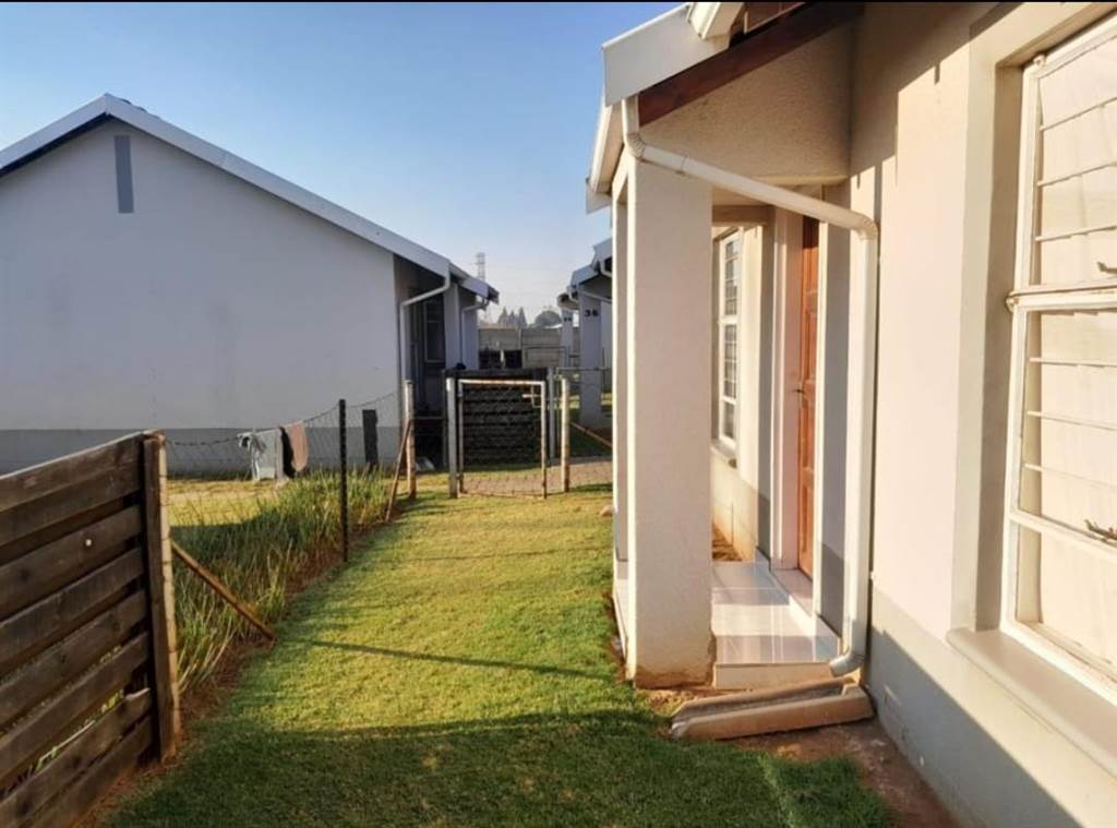 2 Bed Townhouse in Randfontein Central photo number 9