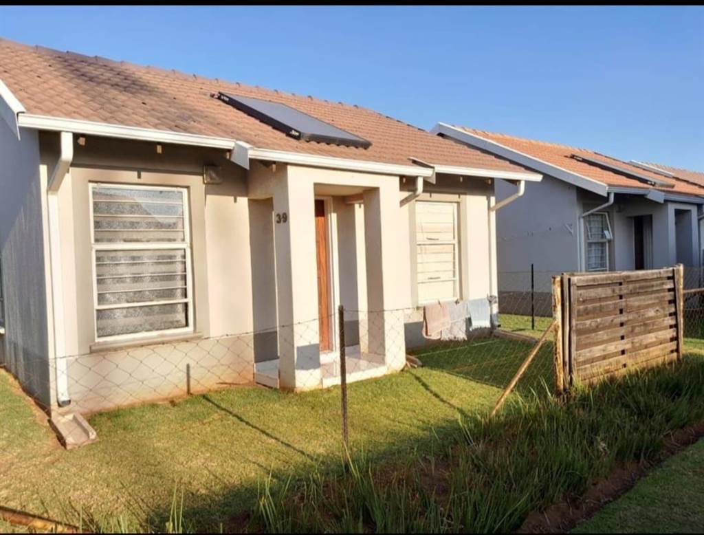 2 Bed Townhouse in Randfontein Central photo number 10