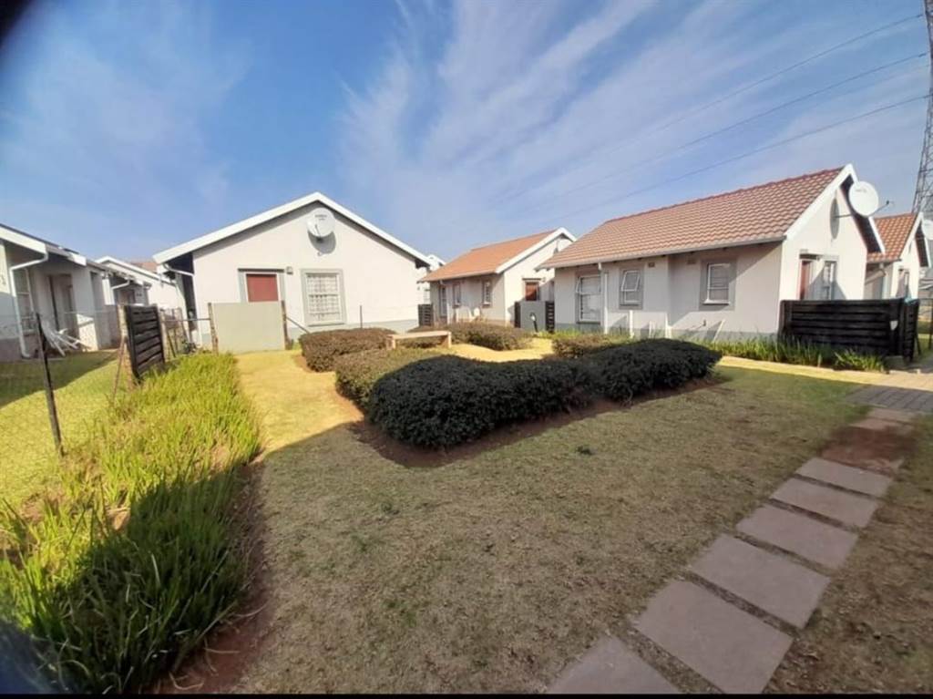 2 Bed Townhouse in Randfontein Central photo number 15