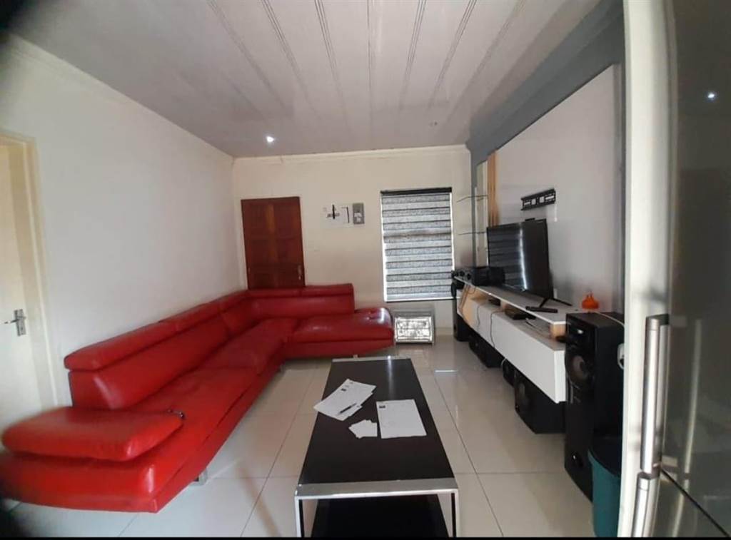 2 Bed Townhouse in Randfontein Central photo number 4